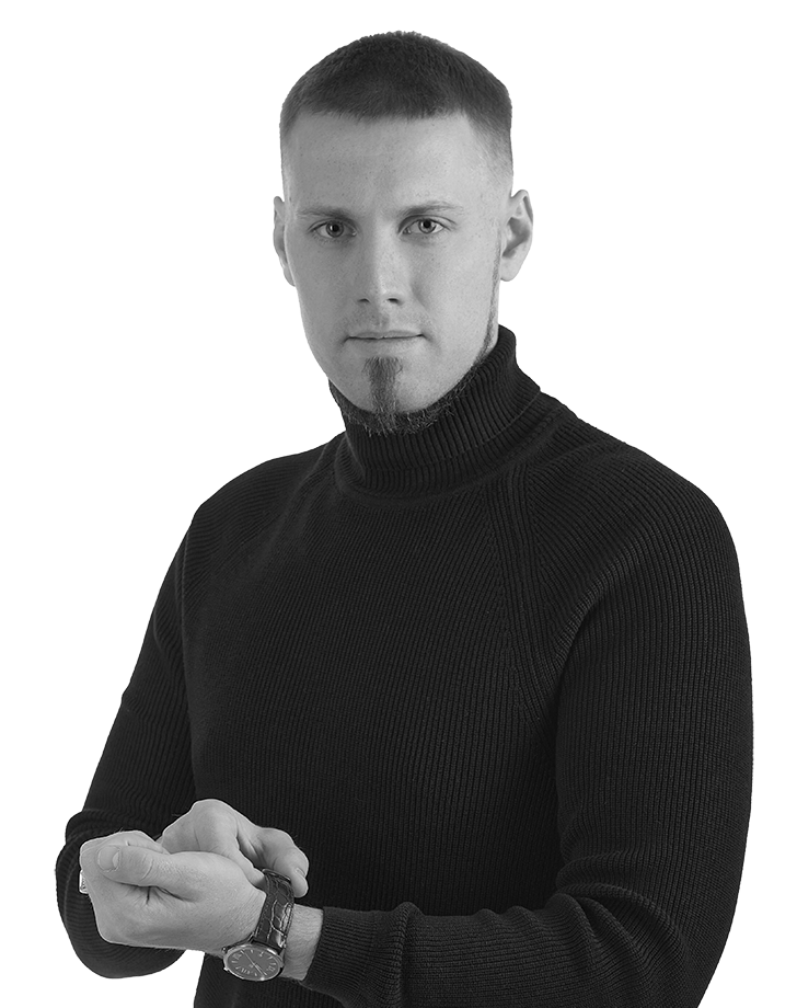 Роман Аносов - маркетолог и ex директор по маркетингу розничной сети стоя в полный рост смотрит в сторону зрителя