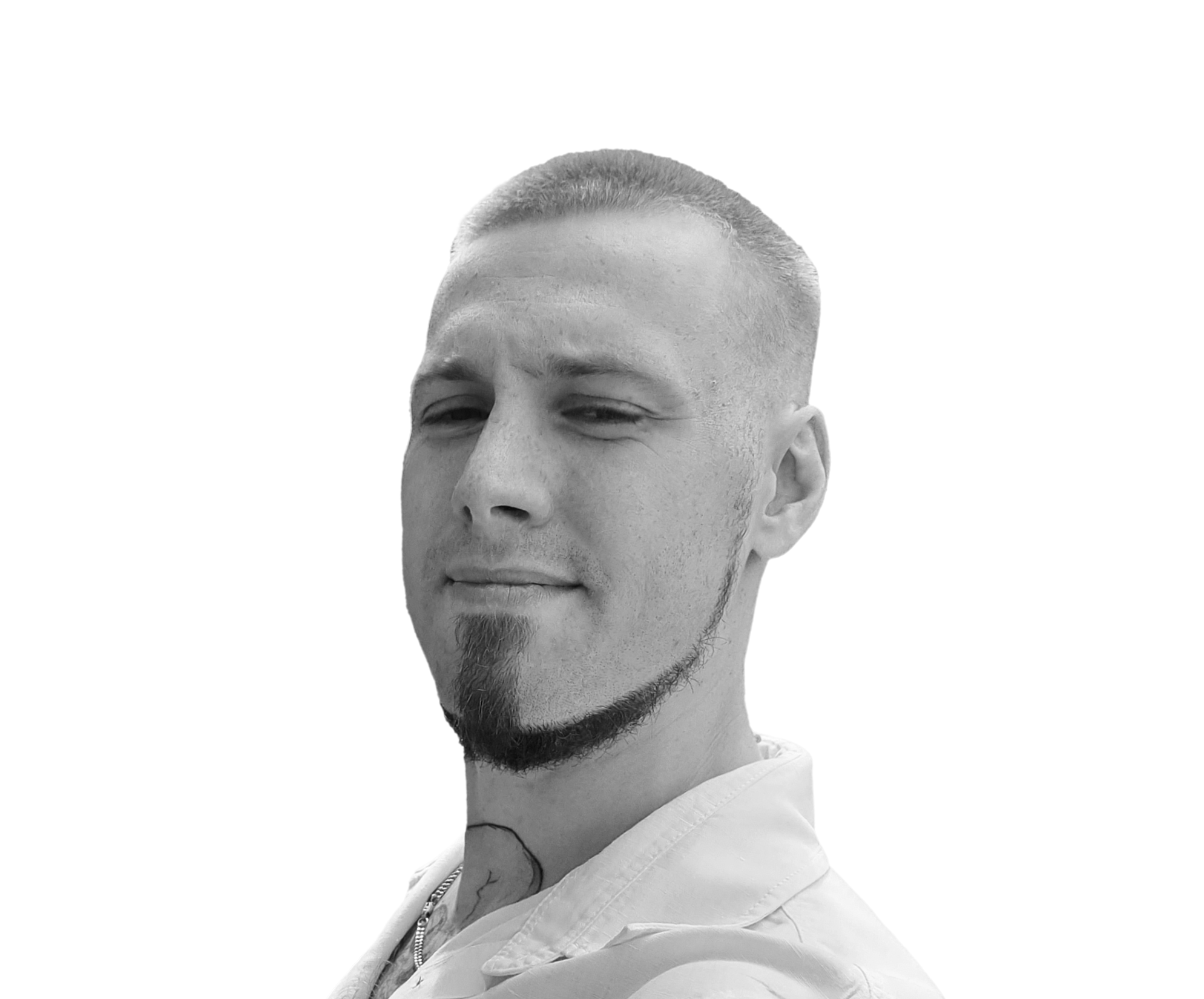 Роман Аносов - front-end web разработчик в чёрно белом цвете смотрит в зрителя